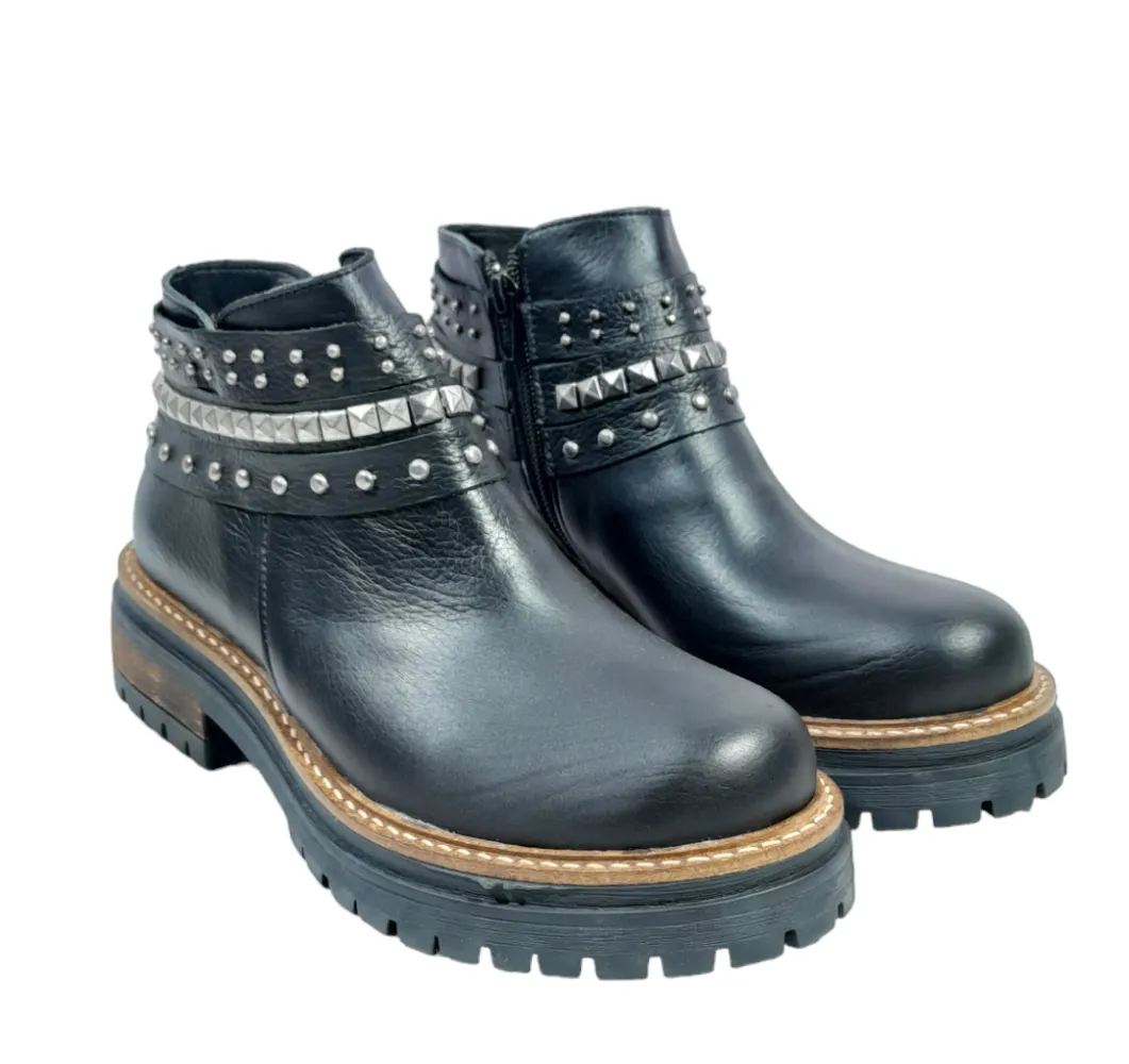 BOTA MUJER KUMA CUERO CAÑA CORTA CON TACHAS